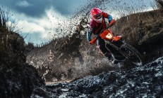 瓦力棋牌app-从积分垫底到历史性双分完赛，哈斯上演地球组逆袭，佩雷兹压轴超车秀惊艳全场