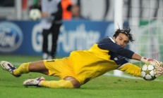 瓦力棋牌官网-天山雪崩！西决生死战新疆队窒息防守强行终结独行侠神话