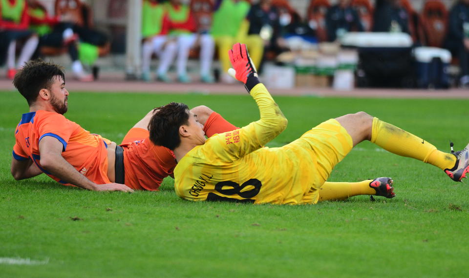 奋力拼搏!东亚区球赛队员卯足力气的简单介绍 奋力拼搏!东亚区球赛队员卯足力气的简单介绍