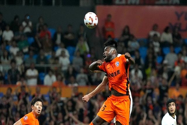 鲁能队员表现出色,助球队轻松赢下比赛 鲁能队员表现出色,助球队轻松赢下比赛